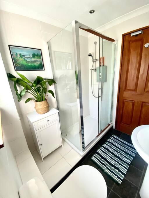 Apartment With Parking, Close To The Raigmore Hospital インヴァネス エクステリア 写真