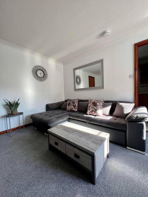 Apartment With Parking, Close To The Raigmore Hospital インヴァネス エクステリア 写真