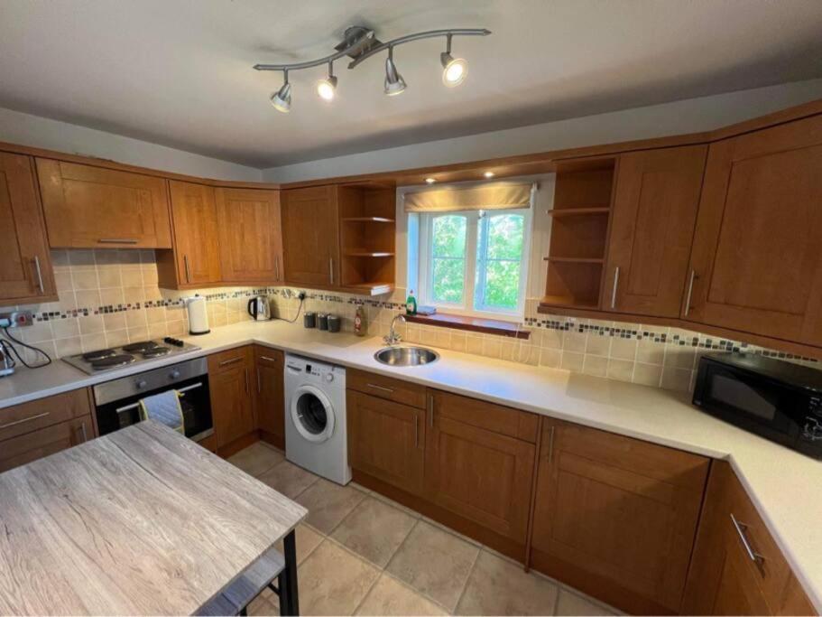 Apartment With Parking, Close To The Raigmore Hospital インヴァネス エクステリア 写真